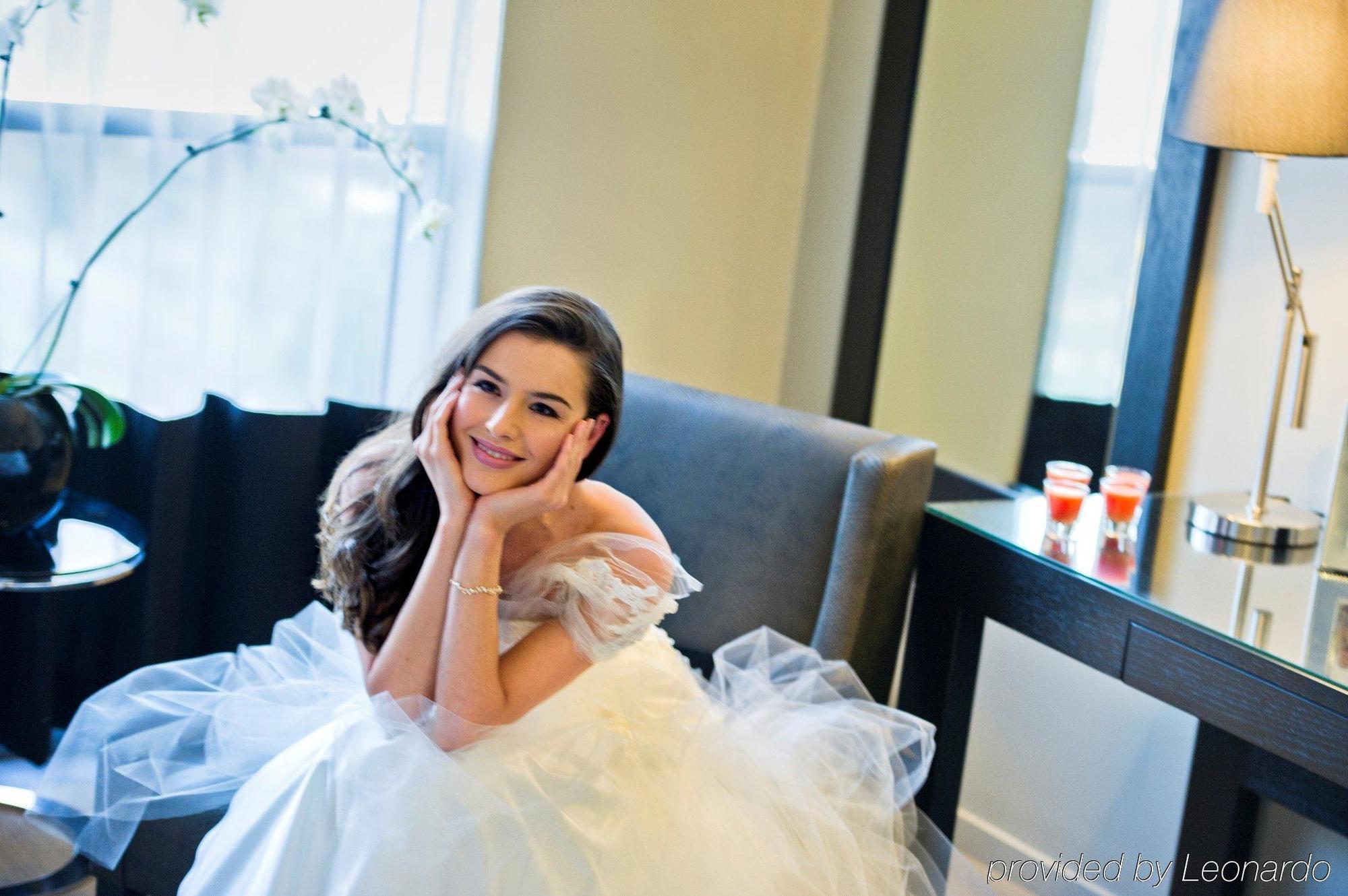 Fraser Suites Perth Exterior photo A bride in a wedding dress
