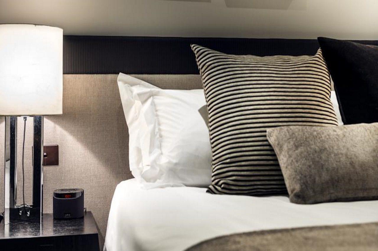 Fraser Suites Perth Exterior photo A bed with pillows